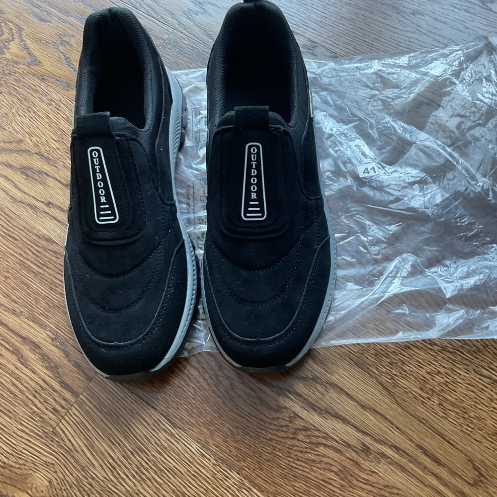 Outdoor Black Slip-On Sneakers